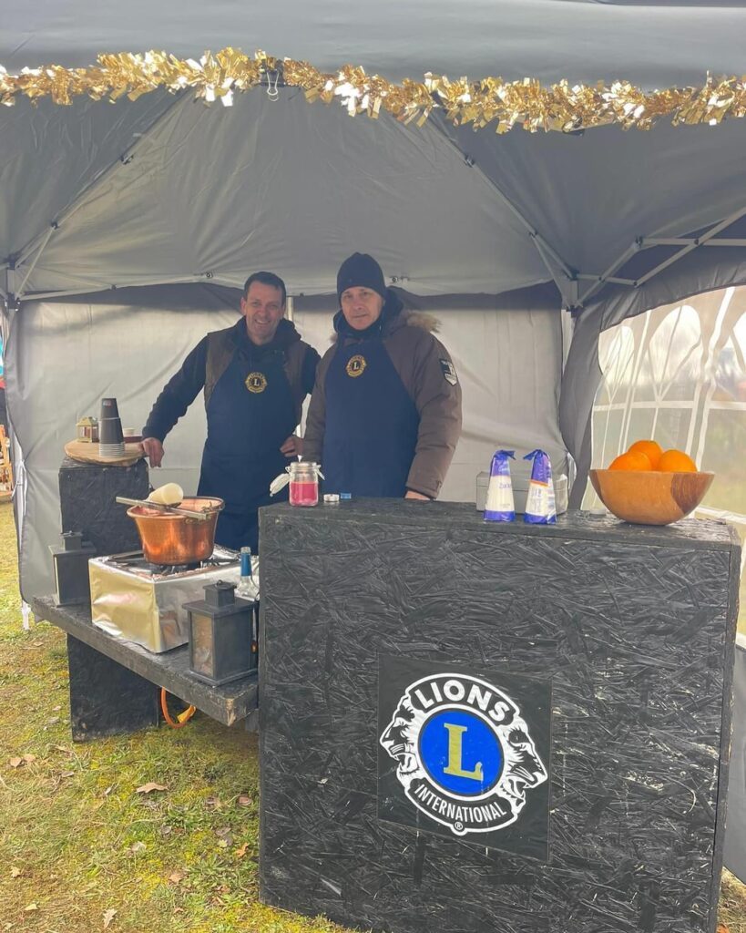 Der Stand des Lions Club Greifswald mit Feuerzangenbowle auf dem Katzower Weihnachtsmarkt