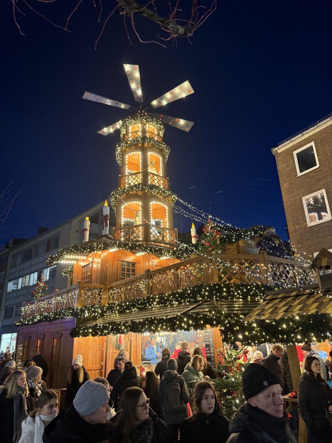Weihnachtlich beleuchteter Marktstand auf dem Lübecker Weihnachtsmarkt am Abend