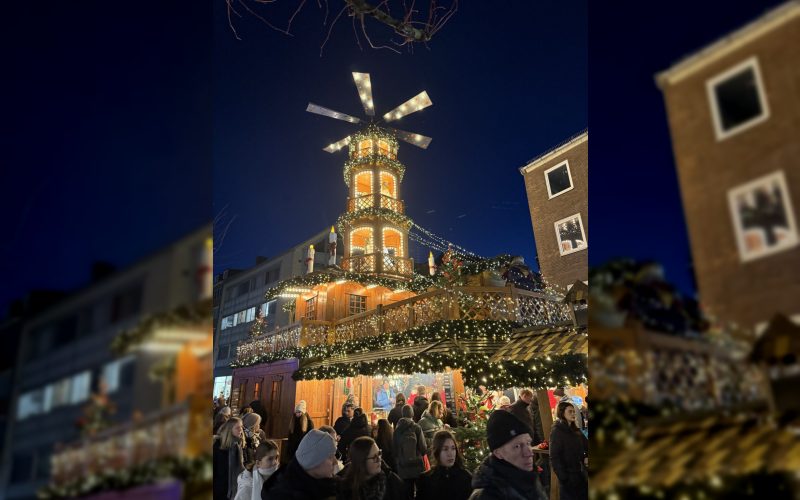 Weihnachtlich beleuchteter Marktstand auf dem Lübecker Weihnachtsmarkt am Abend