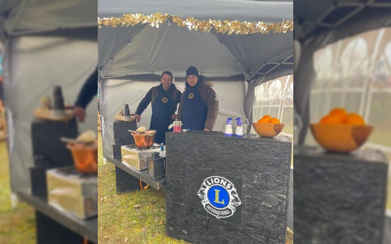 Der Stand des Lions Club Greifswald mit Feuerzangenbowle auf dem Katzower Weihnachtsmarkt